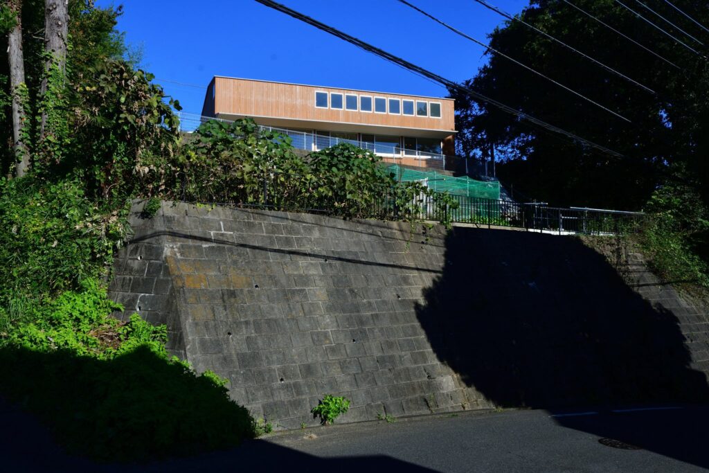 高台を見上げる全景